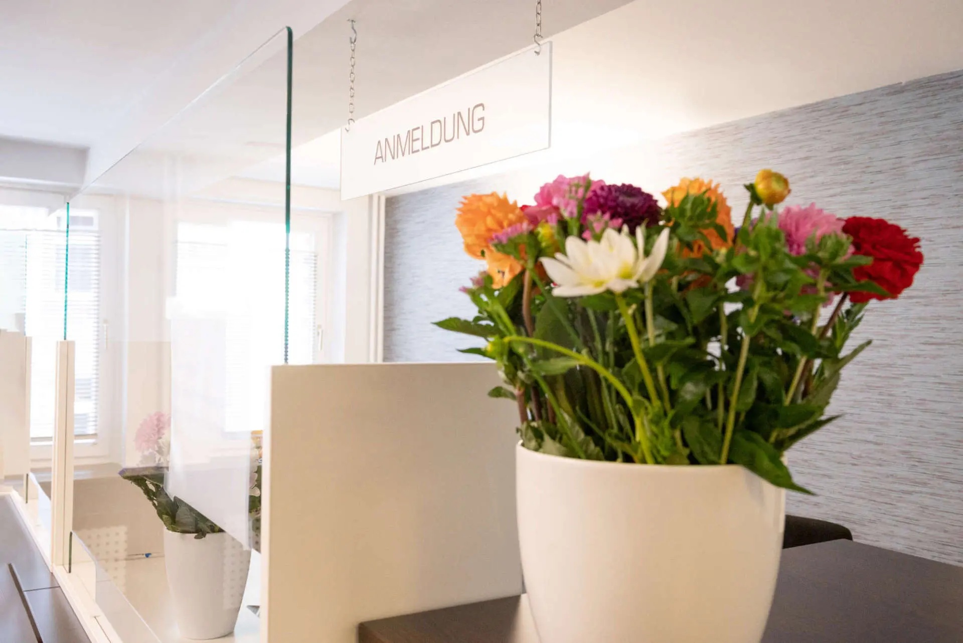 Anmeldung mit Blumenstrauß und Glasabtrennung