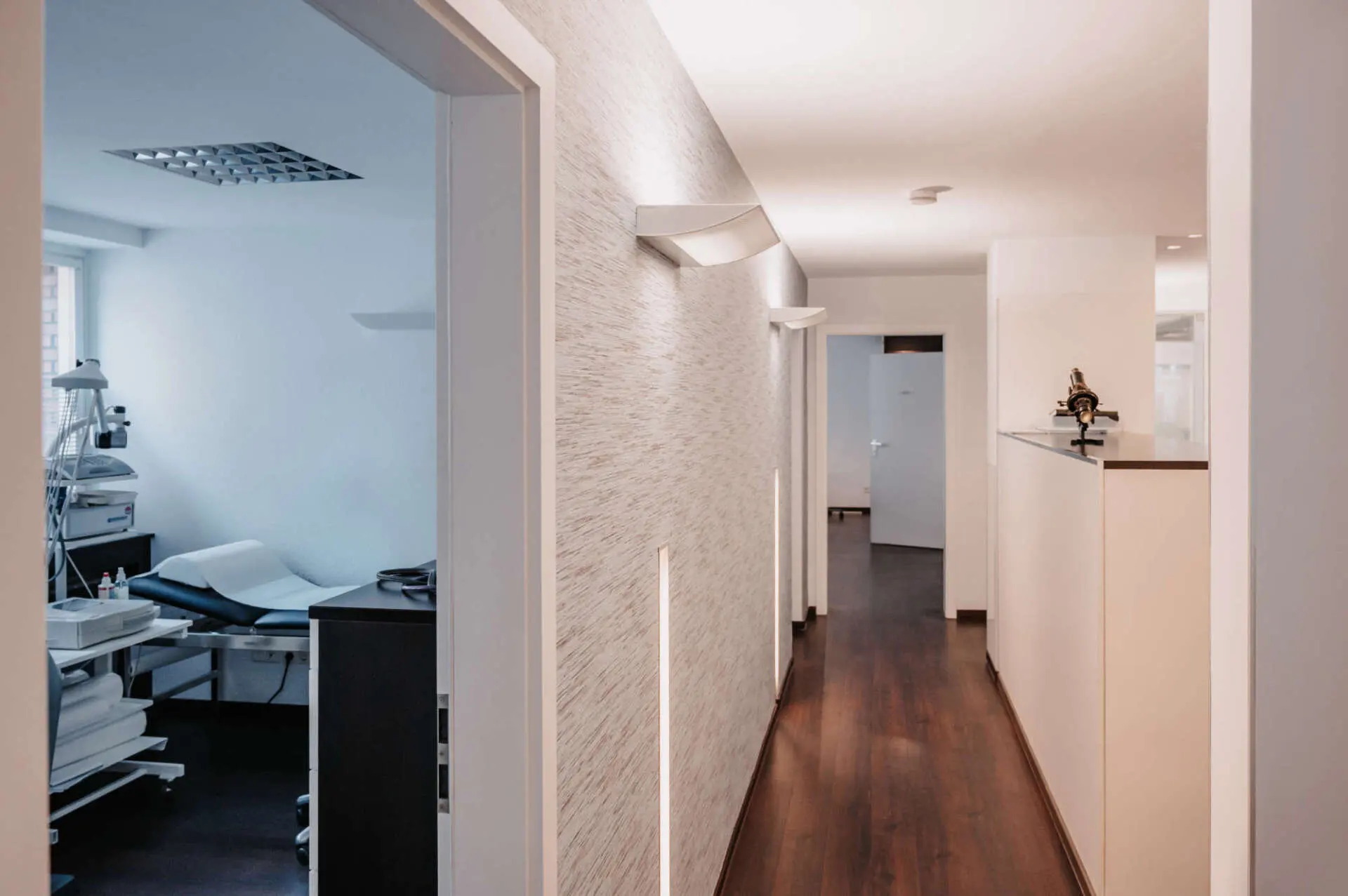 Flur mit Blick in ein Untersuchungszimmer