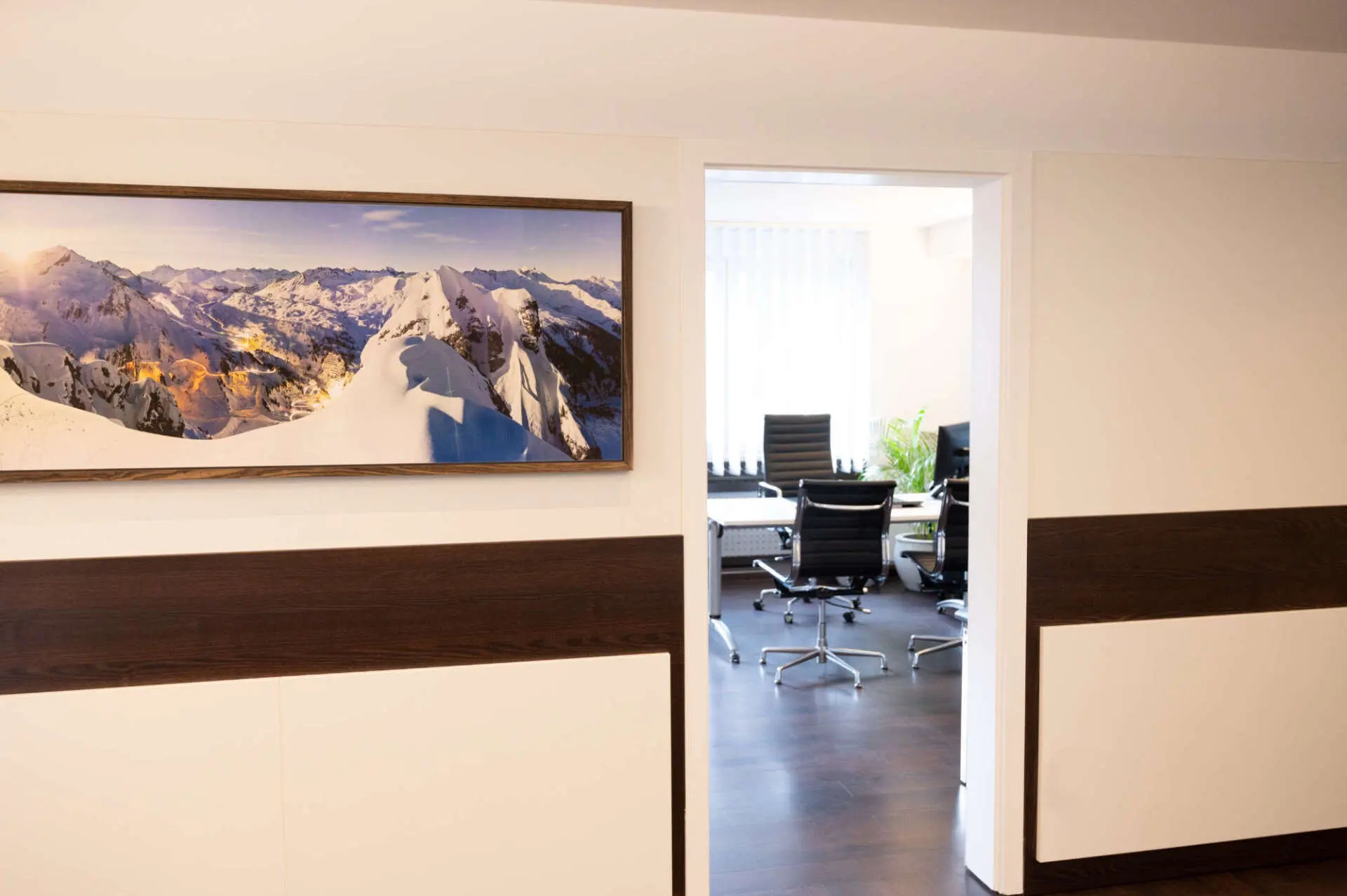 Praxisflur mit Bergpanorama und Blick in ein Sprechzimmer