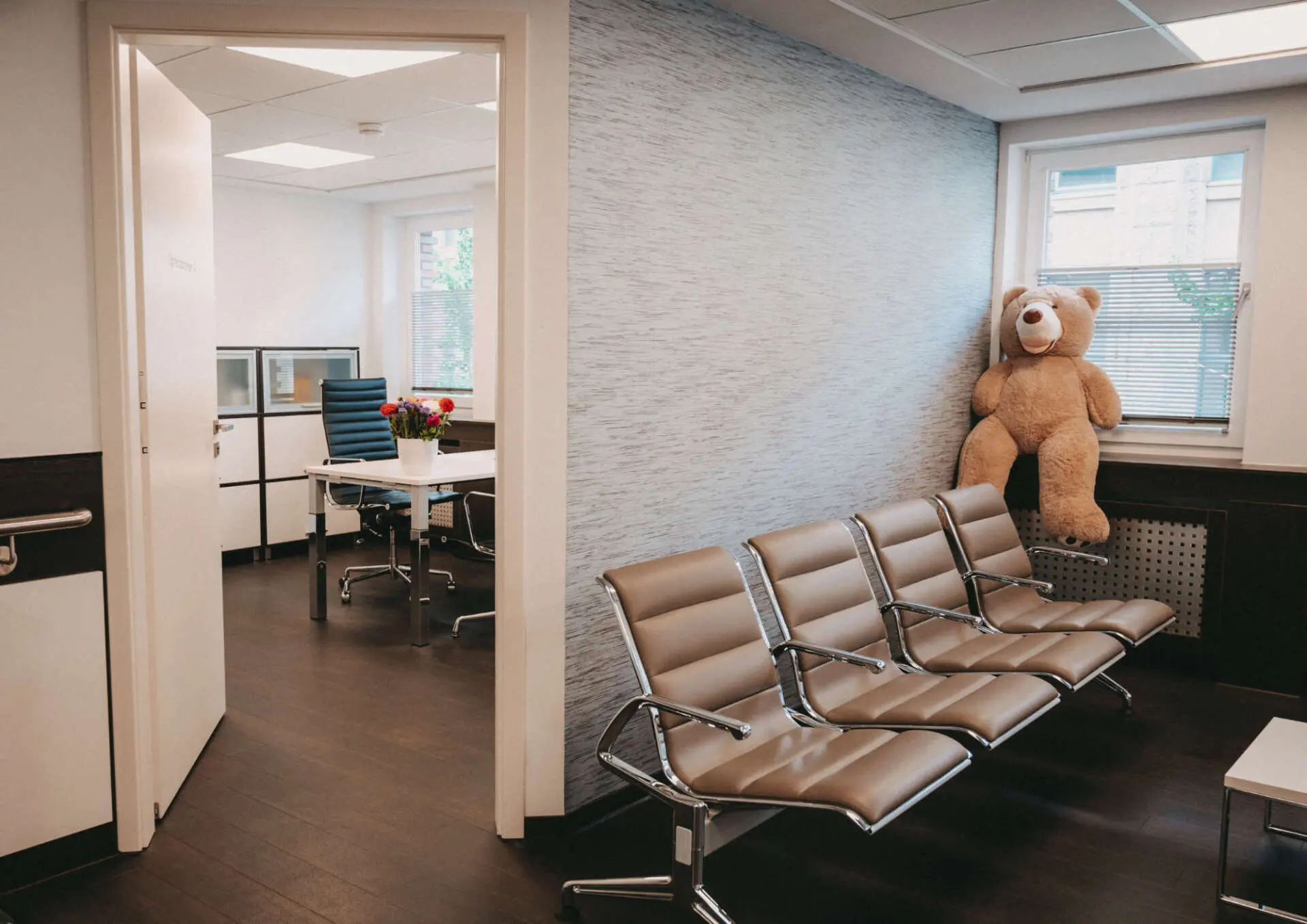 Blick durch den Durchgang in den Wartebereich mit Teddybär